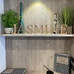 Дом отдыха Jasmine With Hot Tub
