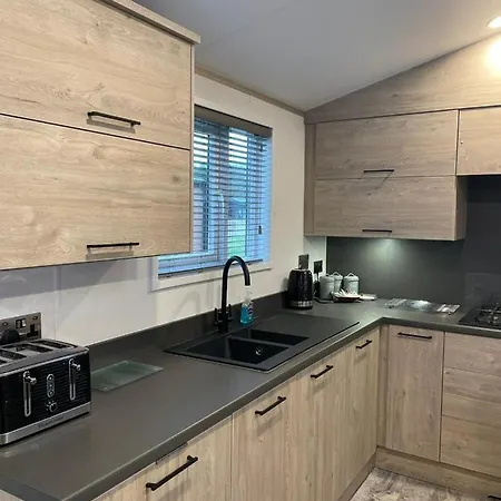 Jasmine With Hot Tub Ferienhaus