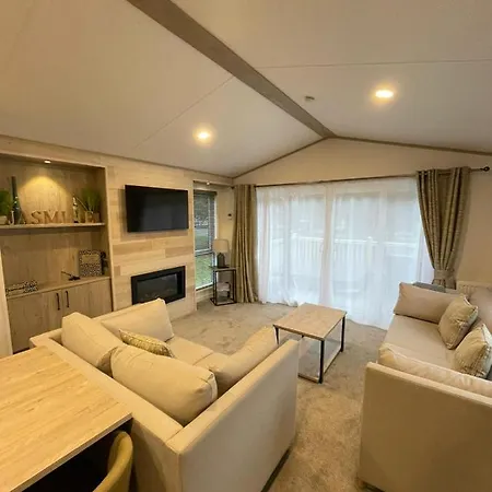 Jasmine With Hot Tub