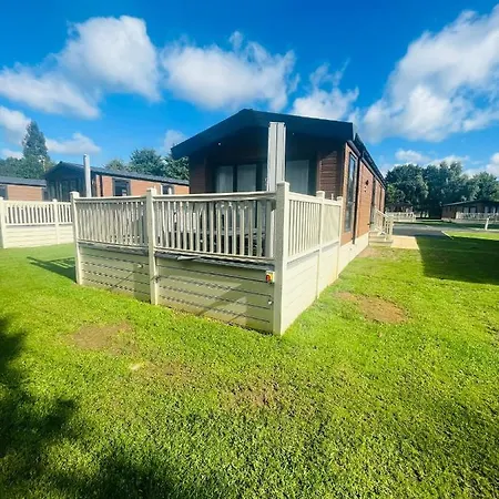 Jasmine With Hot Tub Ferienhaus *